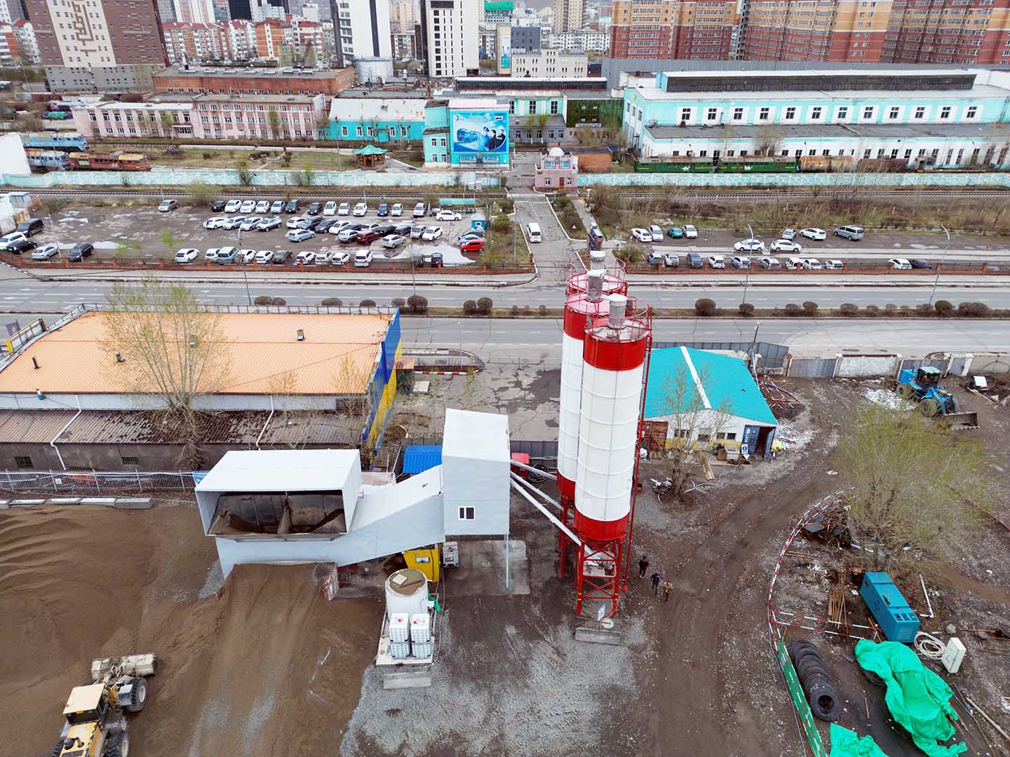 Төслийн талбай дээр байгуулсан бетон зуурмагийн түр үйлдвэр