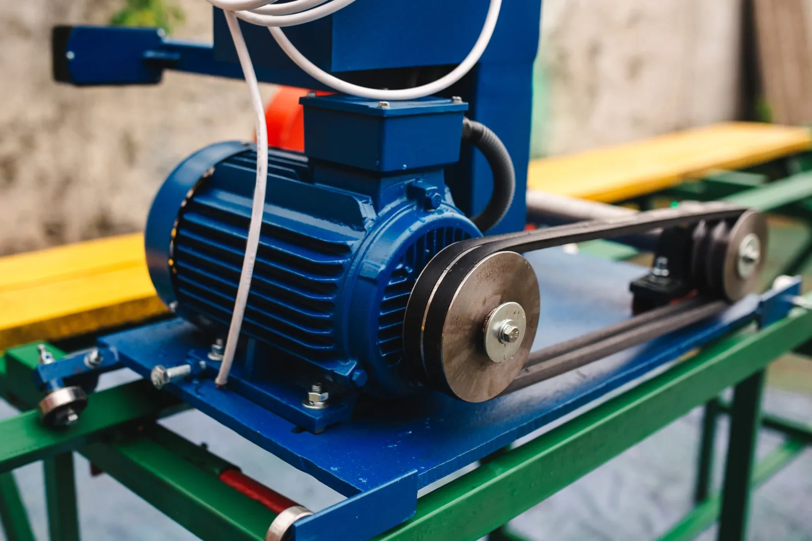 Elektromotor med kileremmer og remskiver