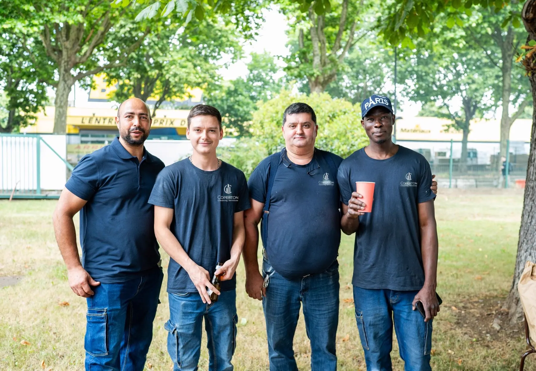 Quatre agents de propreté COPERTON en tenue de travail sur un site