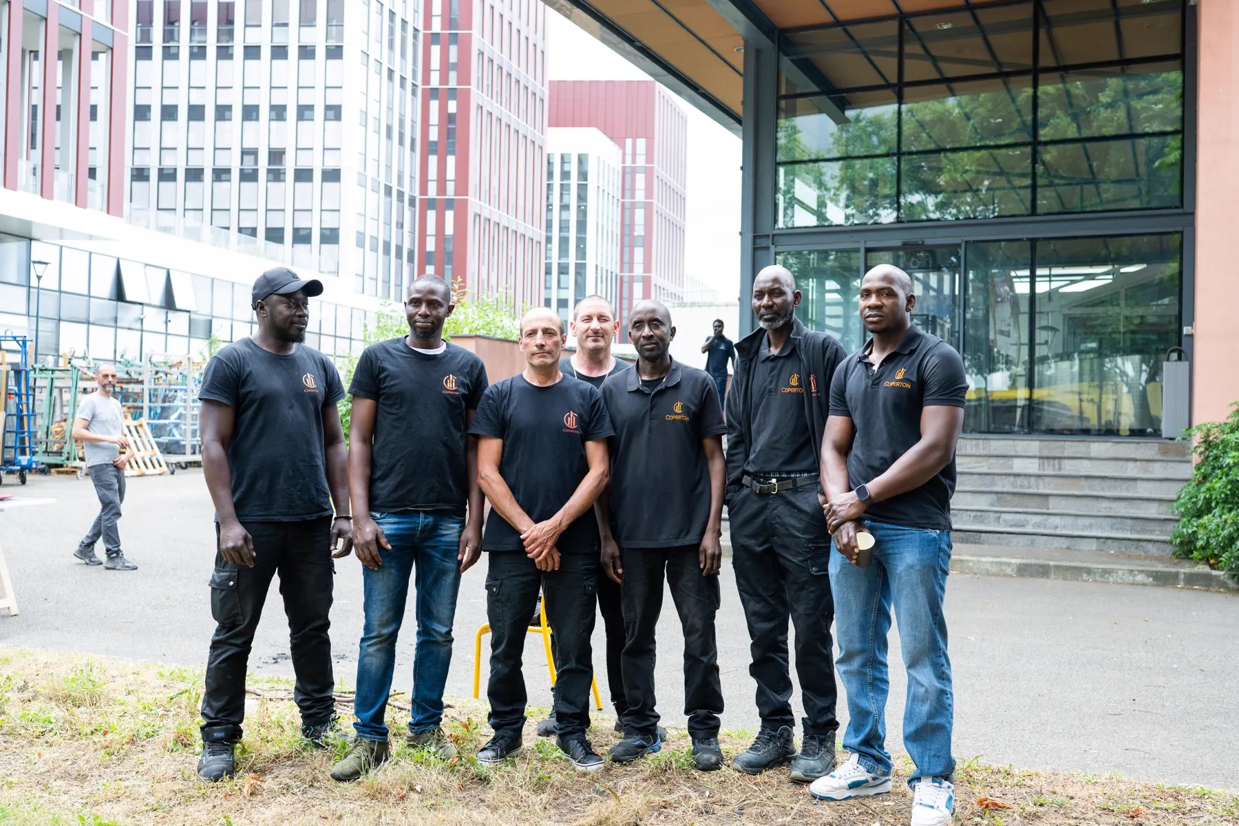 Des agents COPERTON souriants, en tenue de travail aux couleurs du groupe