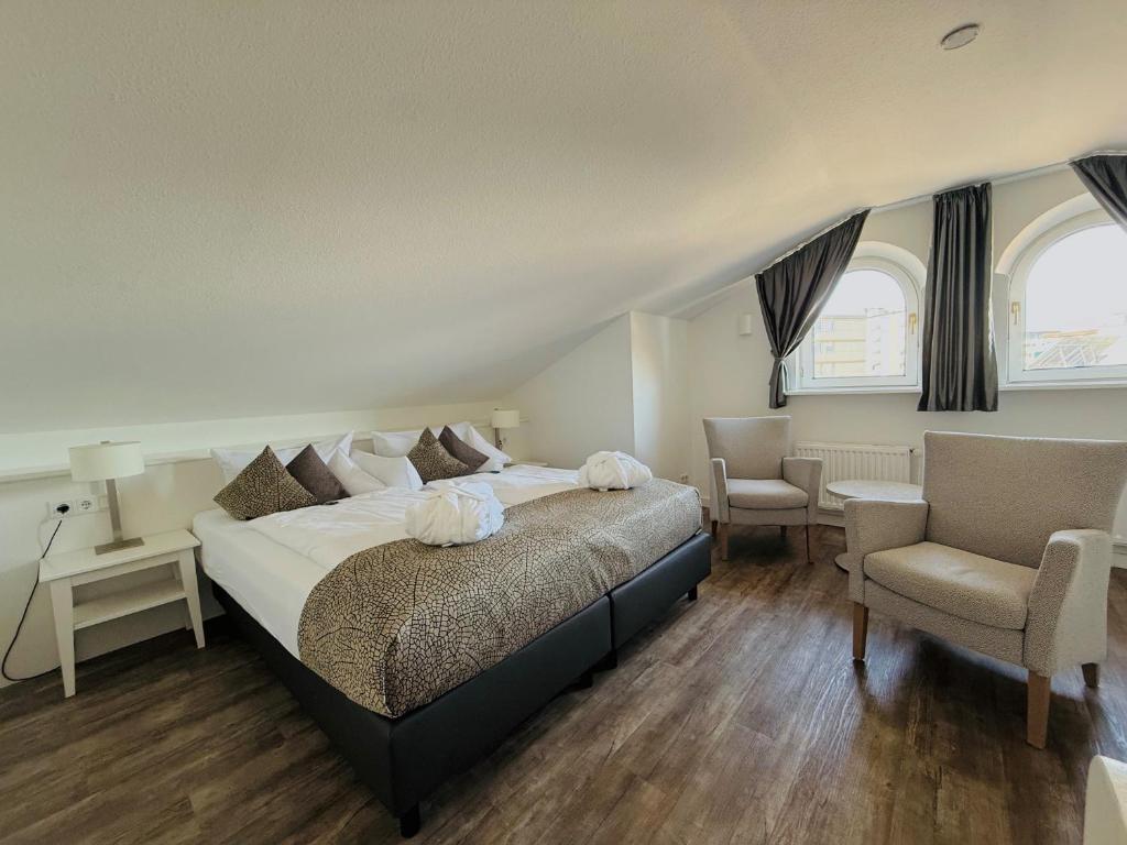 Zimmer unter dem Dach mit Rundbogenfenstern