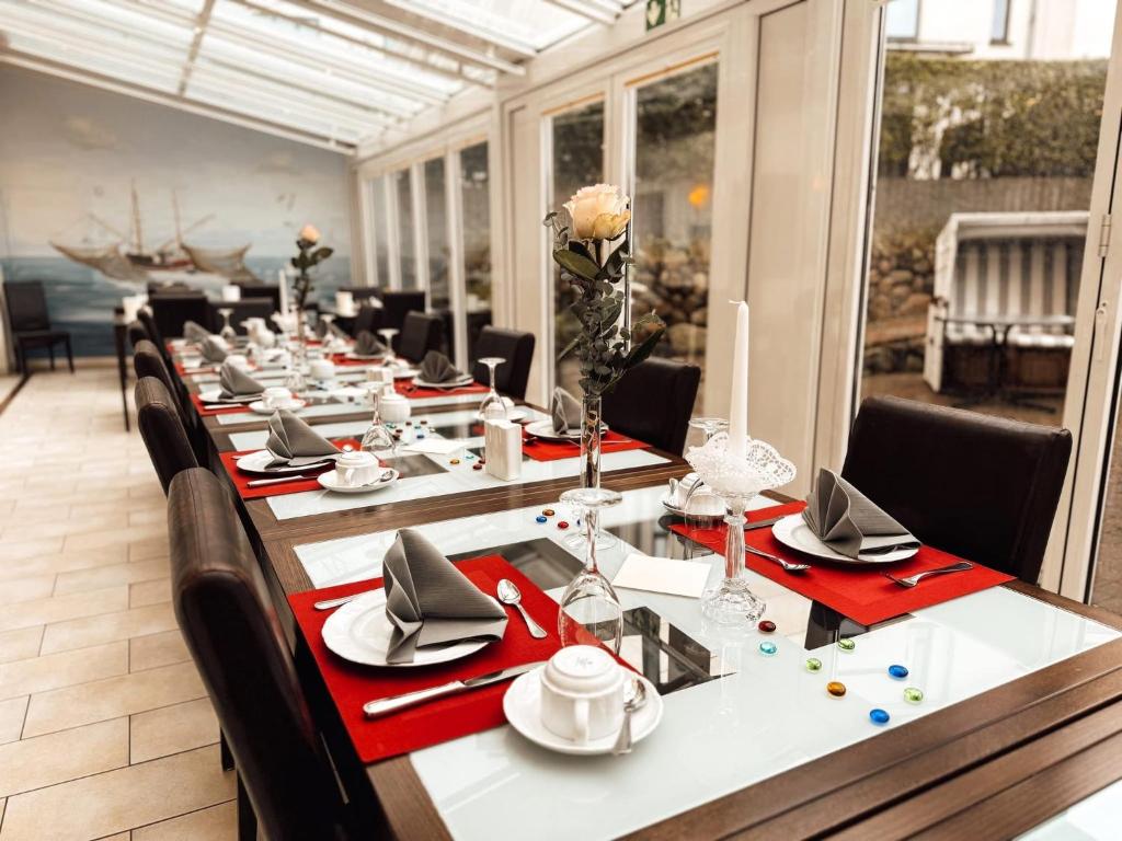 Festlich gedeckte Tafel im Wintergarten