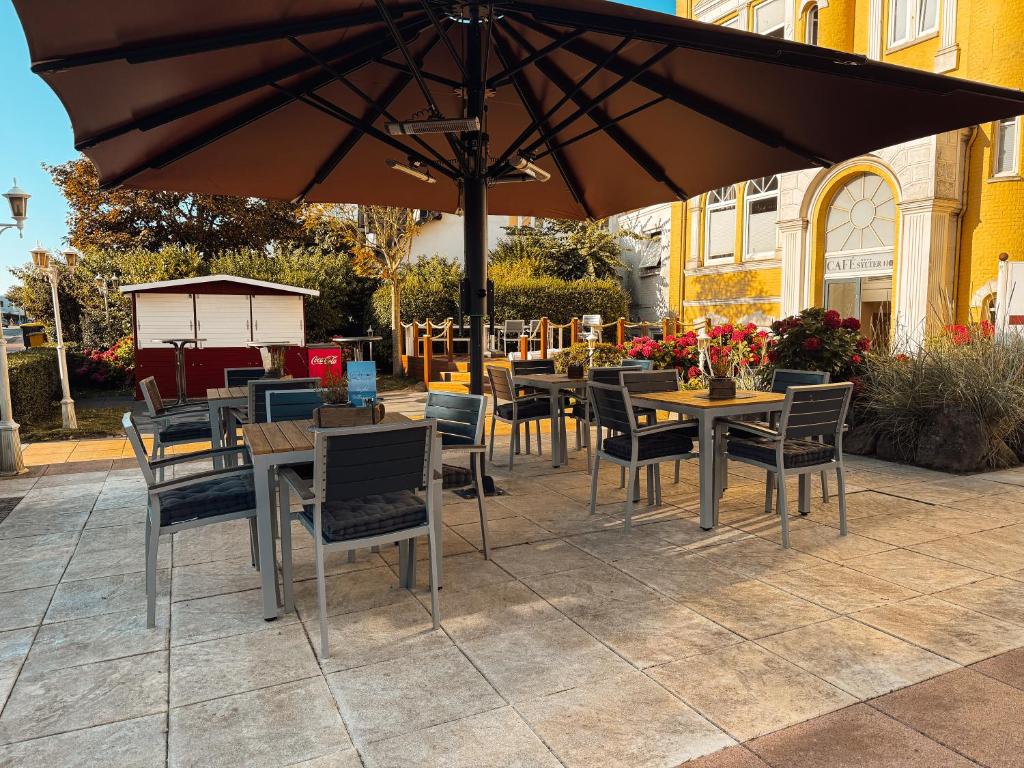 Terrasse mit Sonnenschirmen und Strandkörben