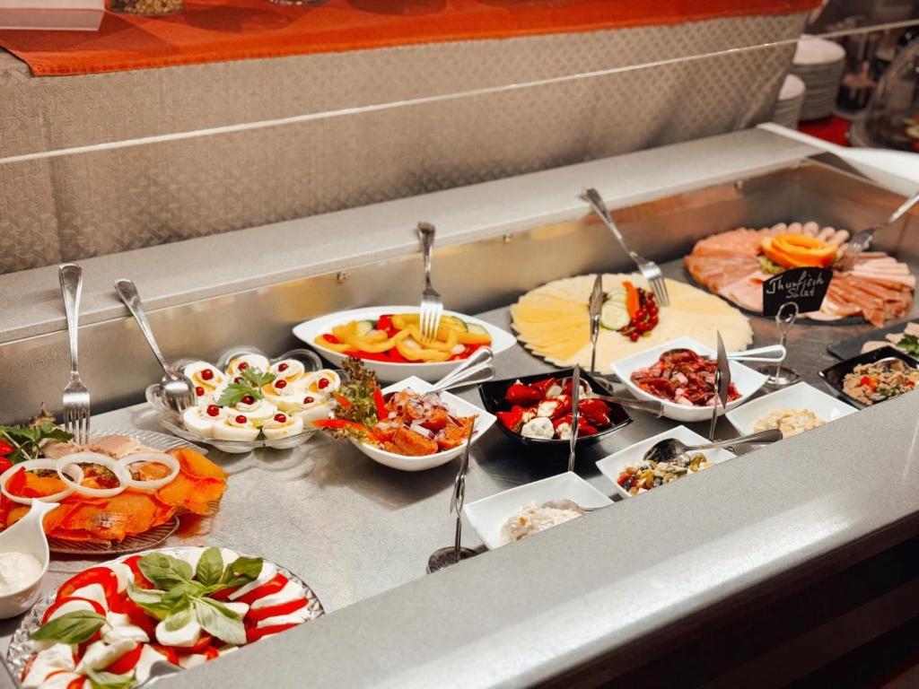 Salate, Käse und Aufschnitt am Buffet