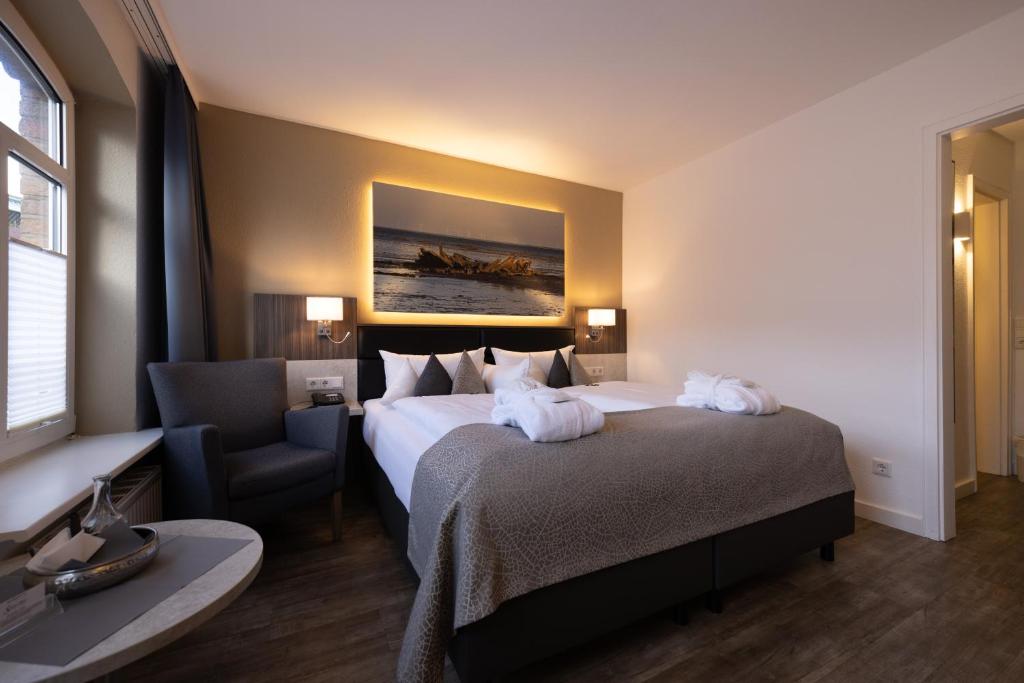 Doppelzimmer mit Bogenfenstern