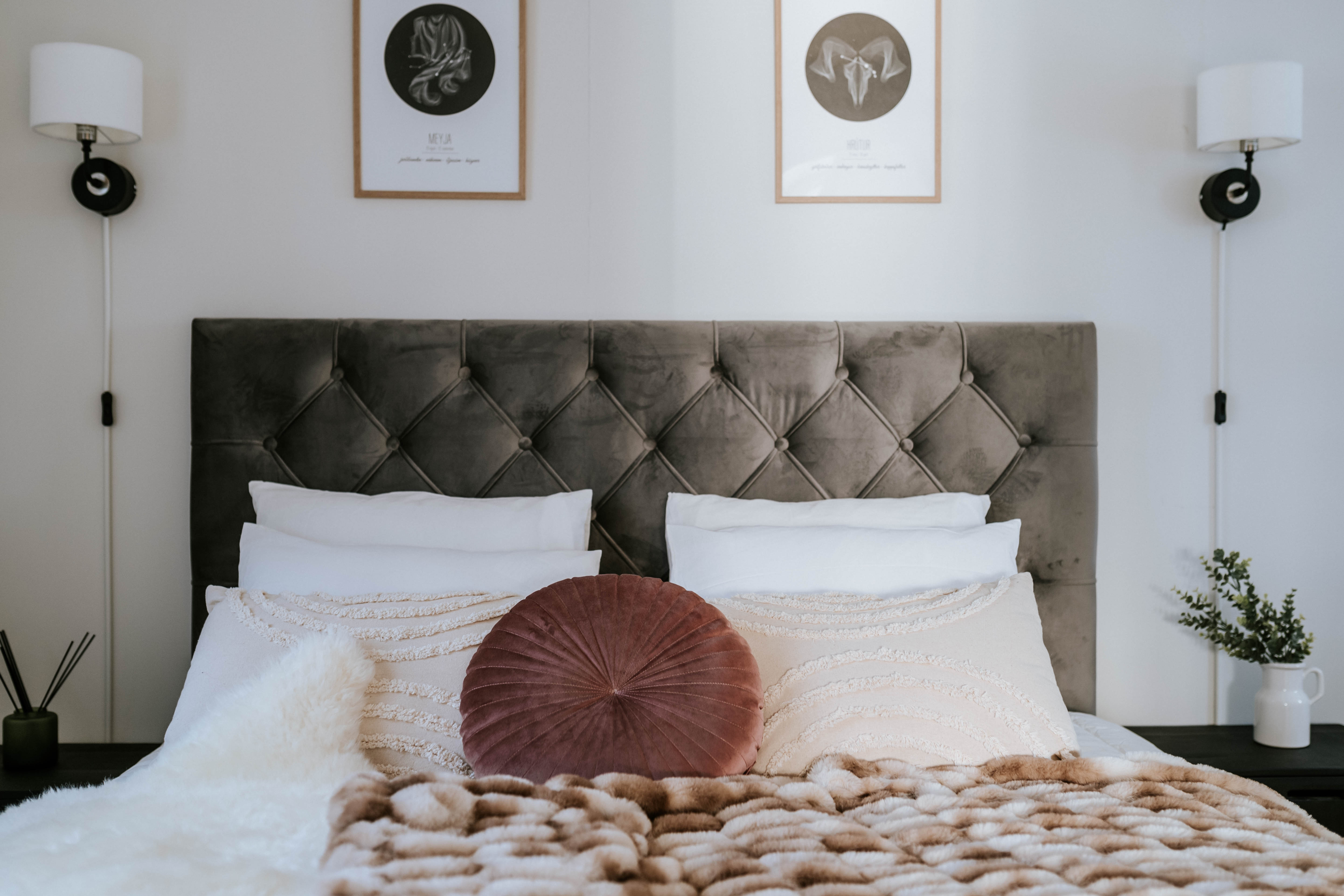 Queen bedroom at Raven House