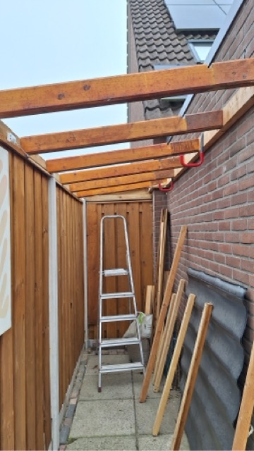 Houten frame van een overkapping in aanbouw, timmerwerk van VakMax
