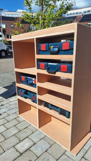 Op maat gemaakte houten opbergkast met gereedschapskoffers, gemaakt door VakMax