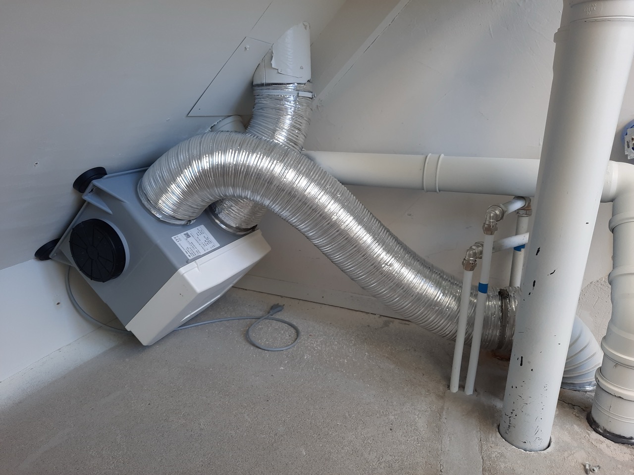 Mechanische ventilatie-unit met aluminium afvoerslangen geinstalleerd door VakMax