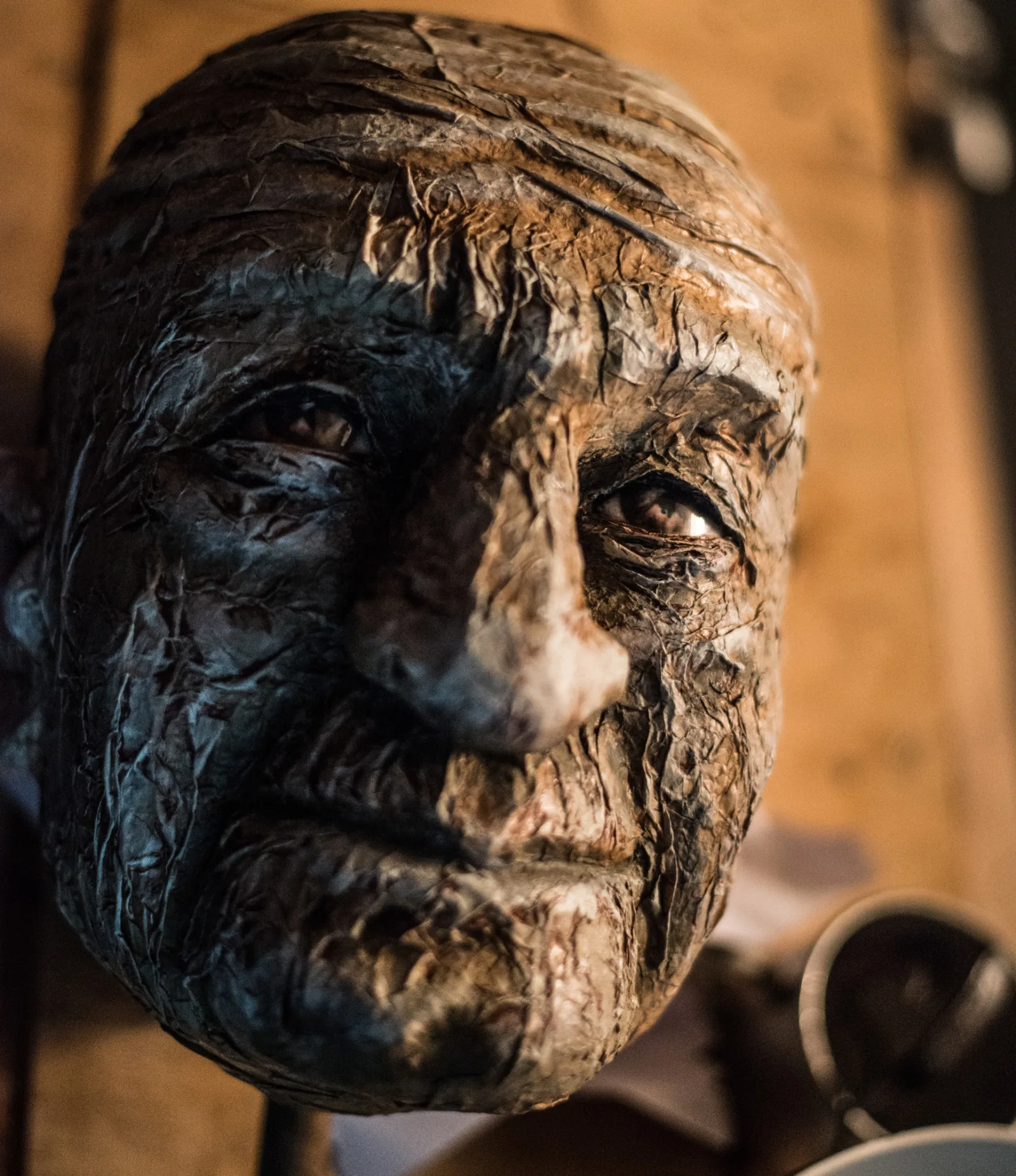 Lila – a sculpted head of an old man with a deeply lined face