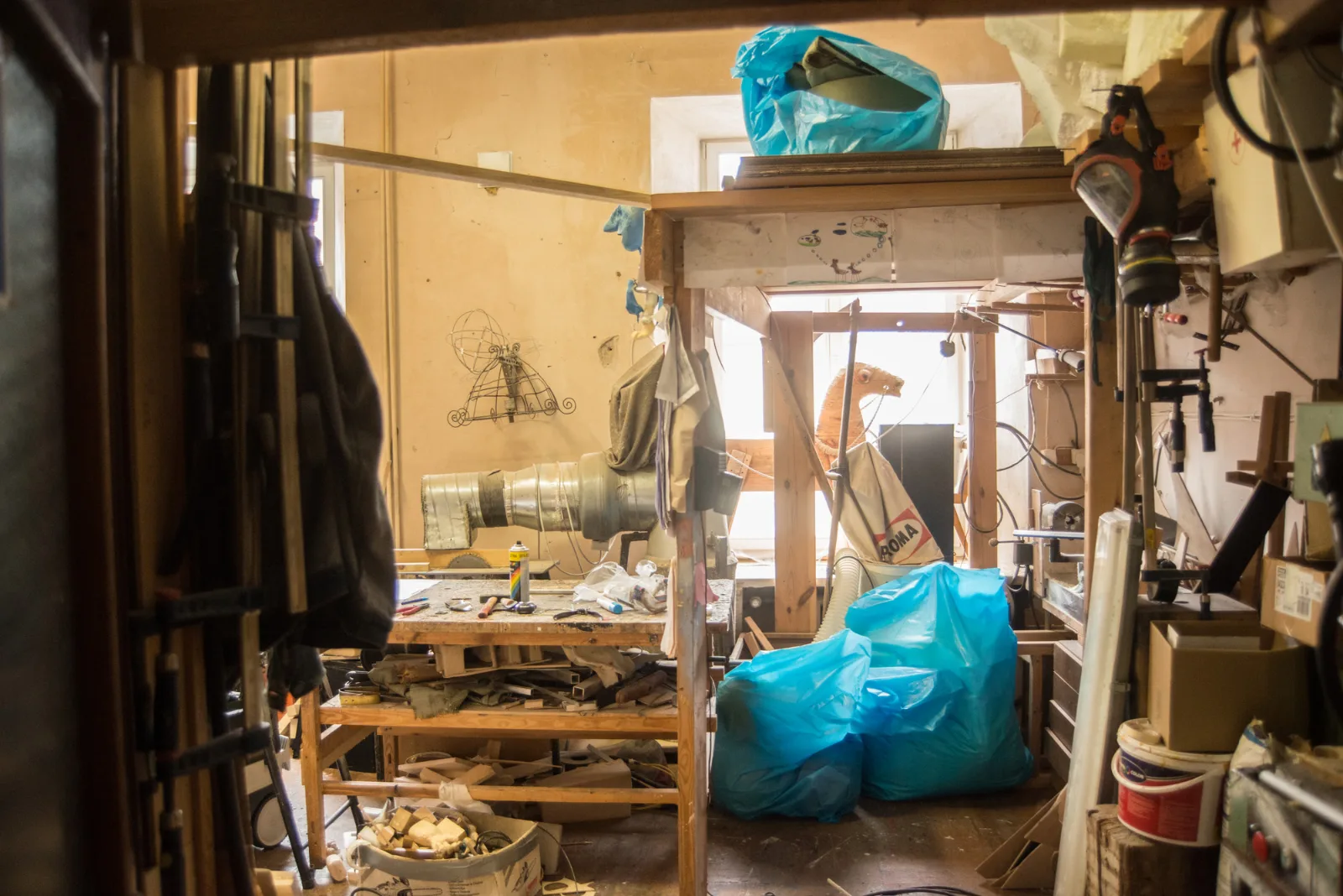 Lila – a workshop with workbenches and shelves of materials