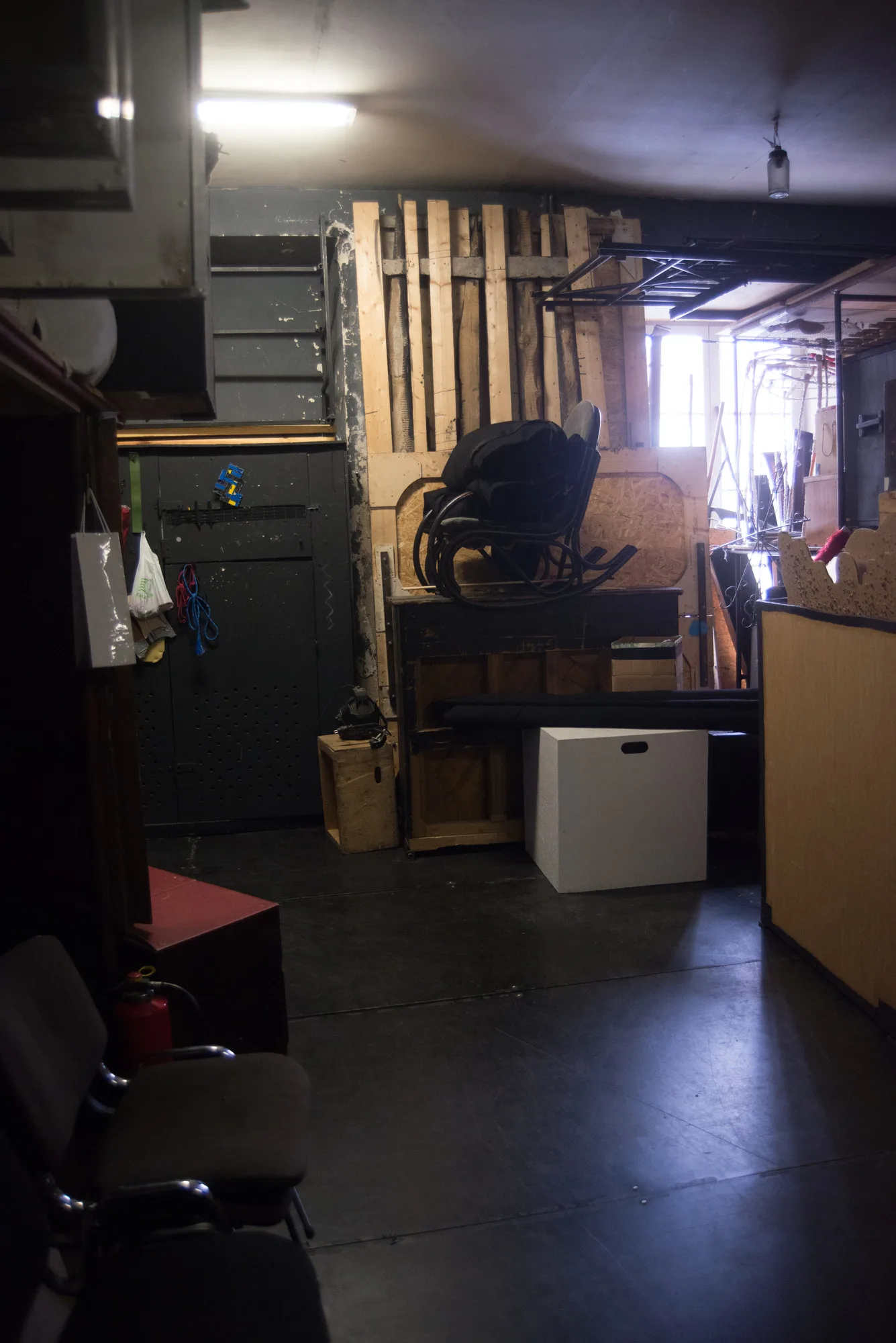 Lila – a backstage room with pallets, crates and a chair