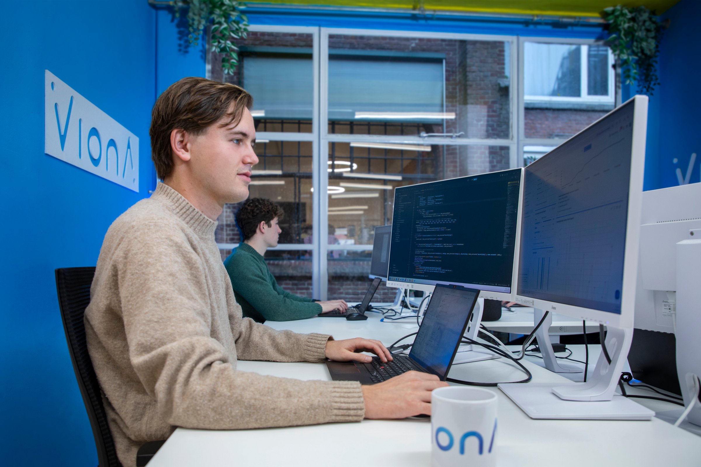 VionA-collega houdt automatiseringen in de gaten op meerdere schermen