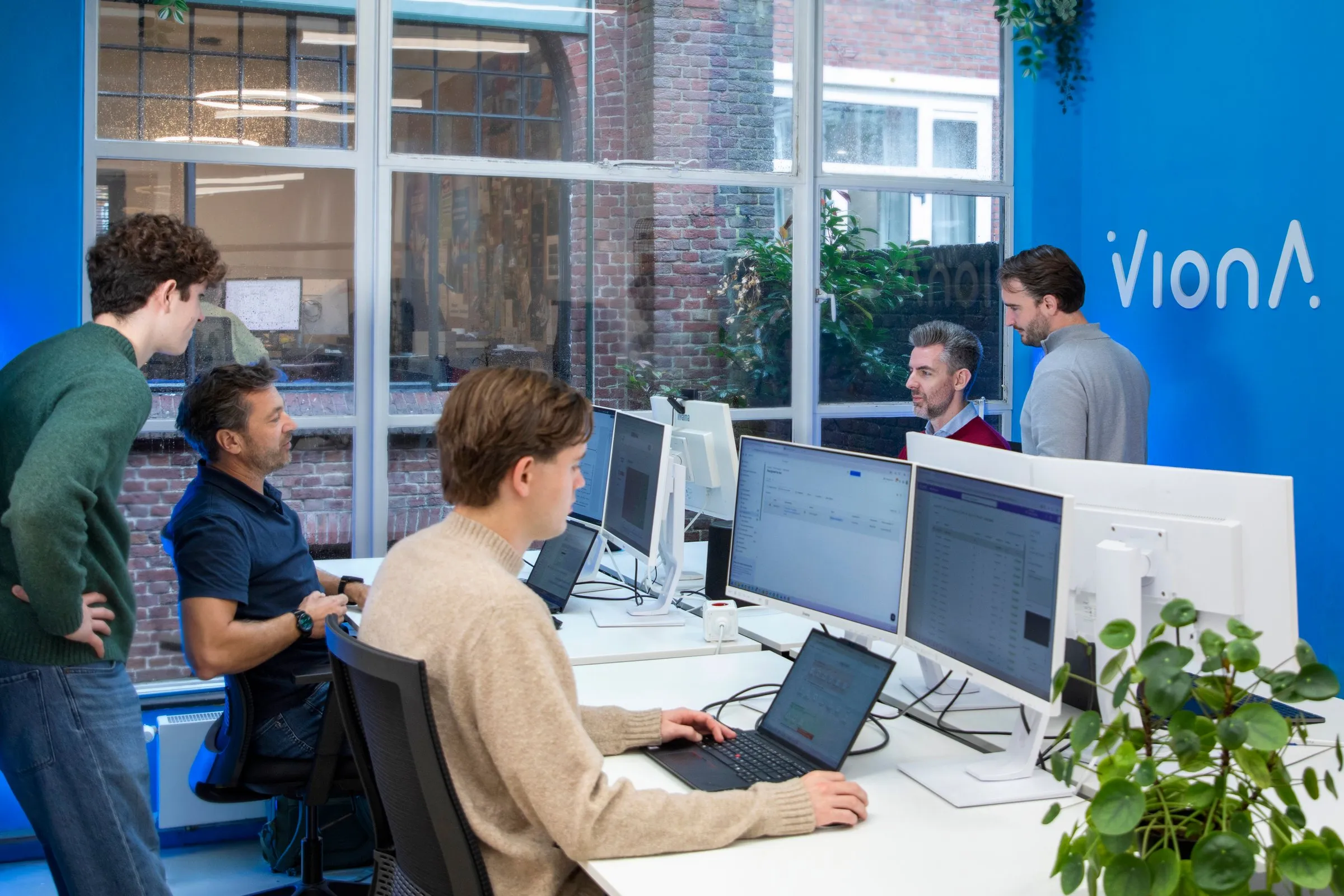 Het VionA-team aan het werk op kantoor in Rotterdam