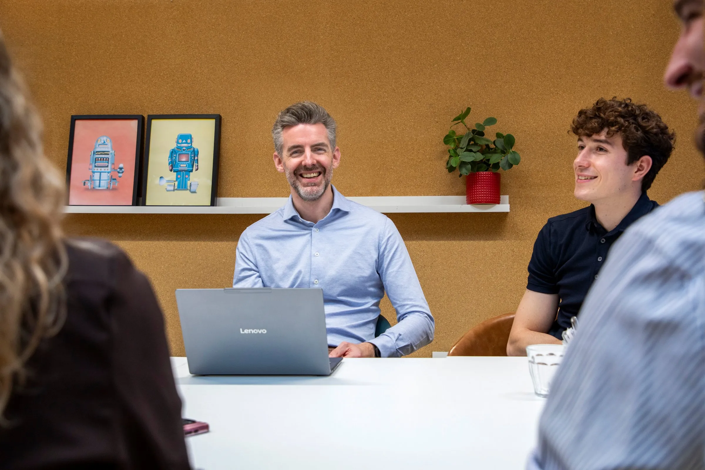 VionA-consultants in gesprek aan de vergadertafel