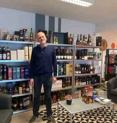 Medewerker van InVINity tussen de rekken met wijn en gedistilleerde dranken