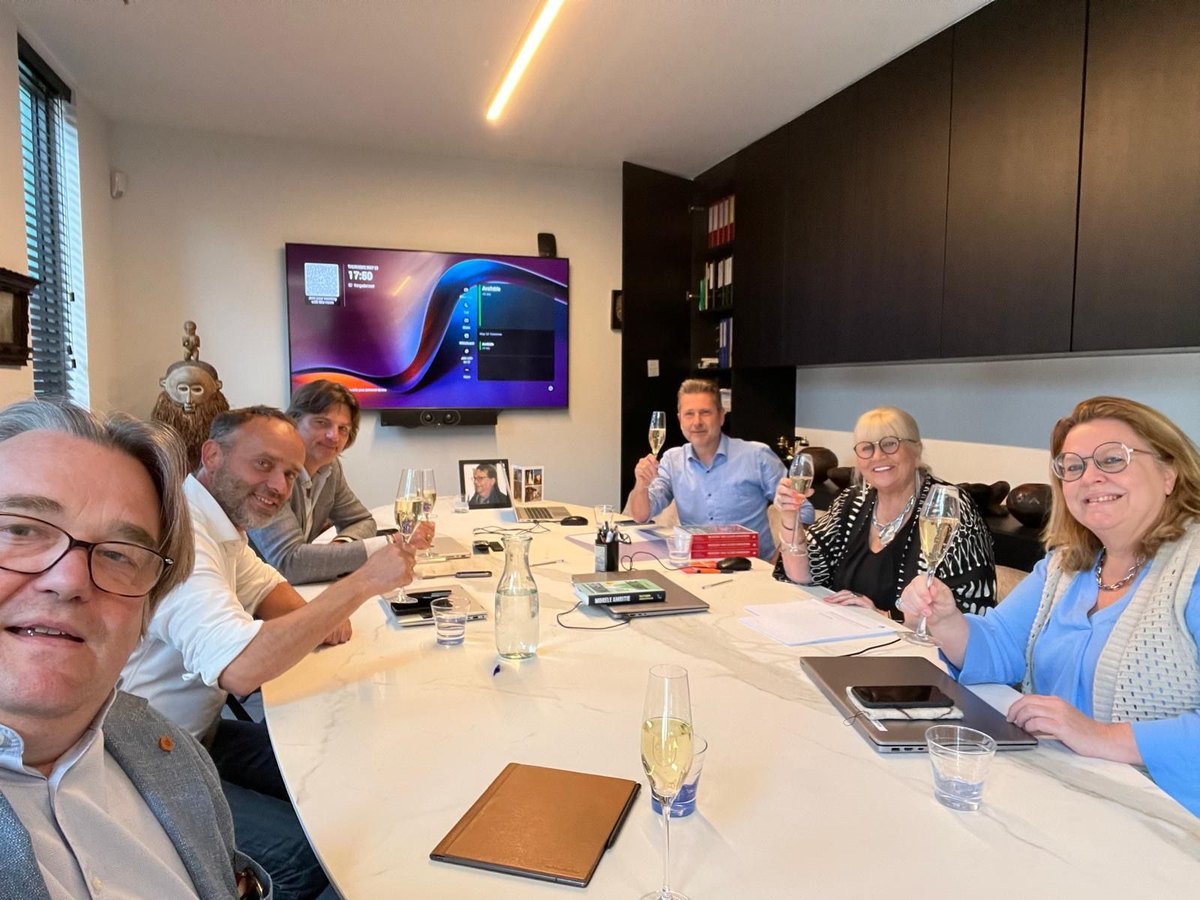 Het team van Cunina en de projectpartners rond de vergadertafel bij de start van het digitaliseringstraject
