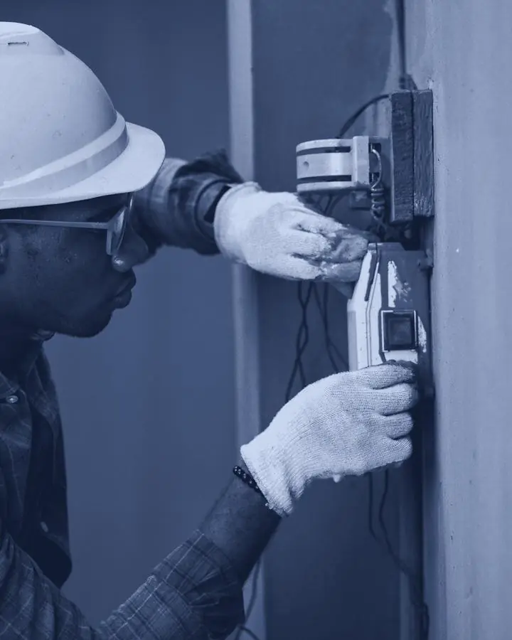 Technieker meet een elektrische installatie