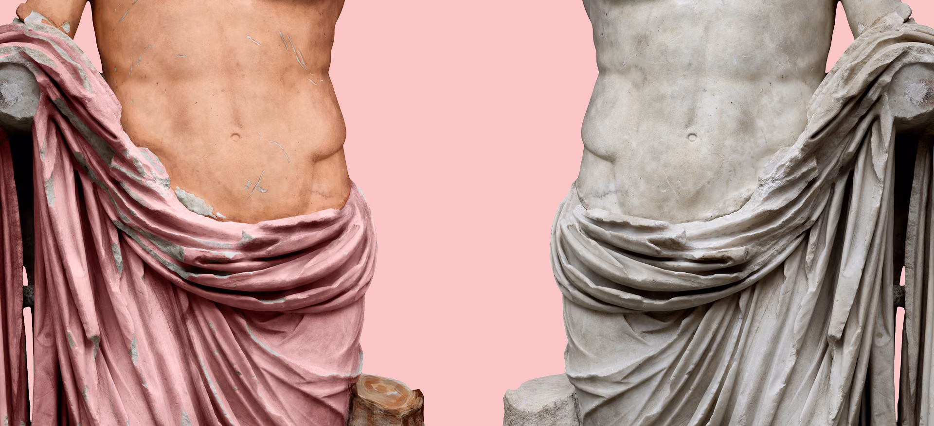 To torsoer af antikke statuer side om side mod en lyserød baggrund, hvor den ene torso er farvetolket med en rosa drapering, og den anden er marmorfremstillet med en lys drapering.
