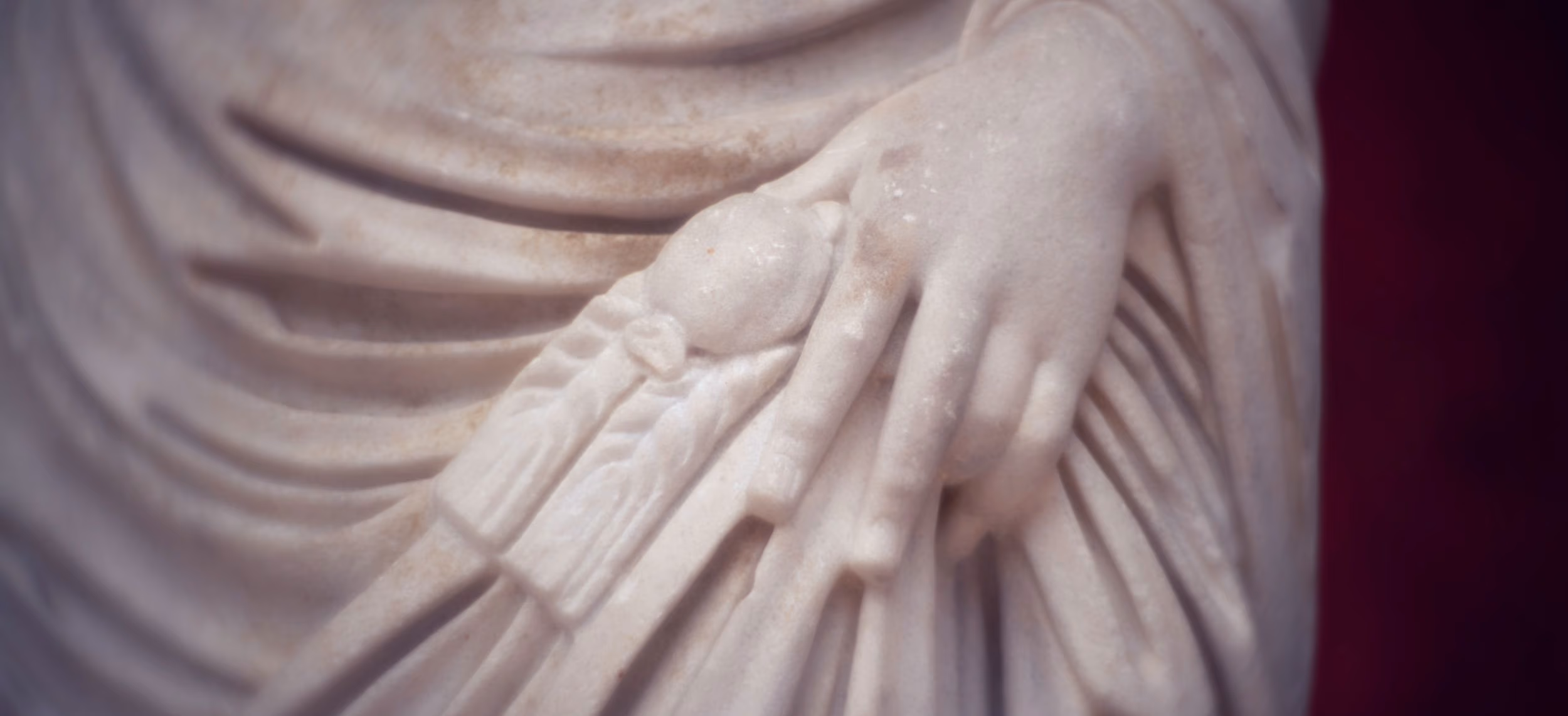 Detaljeret nærbillede af en hvid marmorskal til Statue of Liberty, der viser statens hånd, der holder en elektronisk chip.