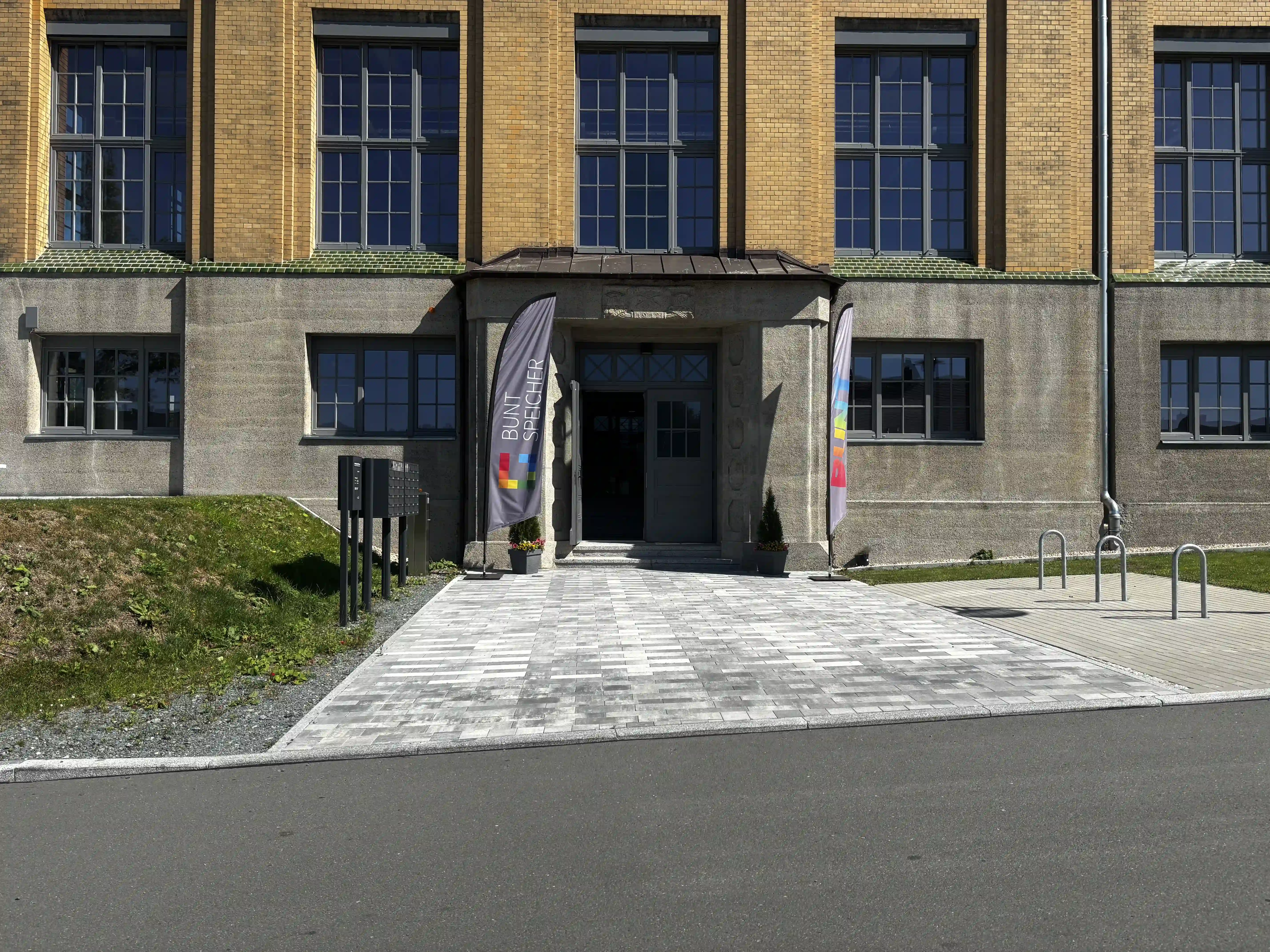 Haupteingang des Buntspeichers mit Beachflags