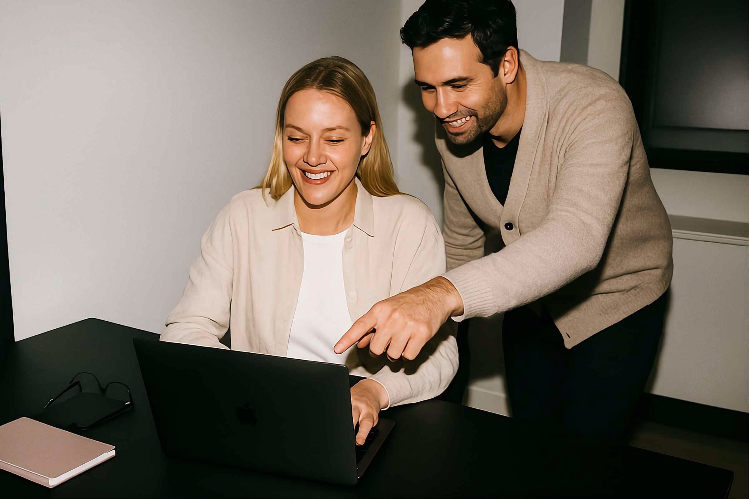 Senior consultant guiding a junior consultant teammate.