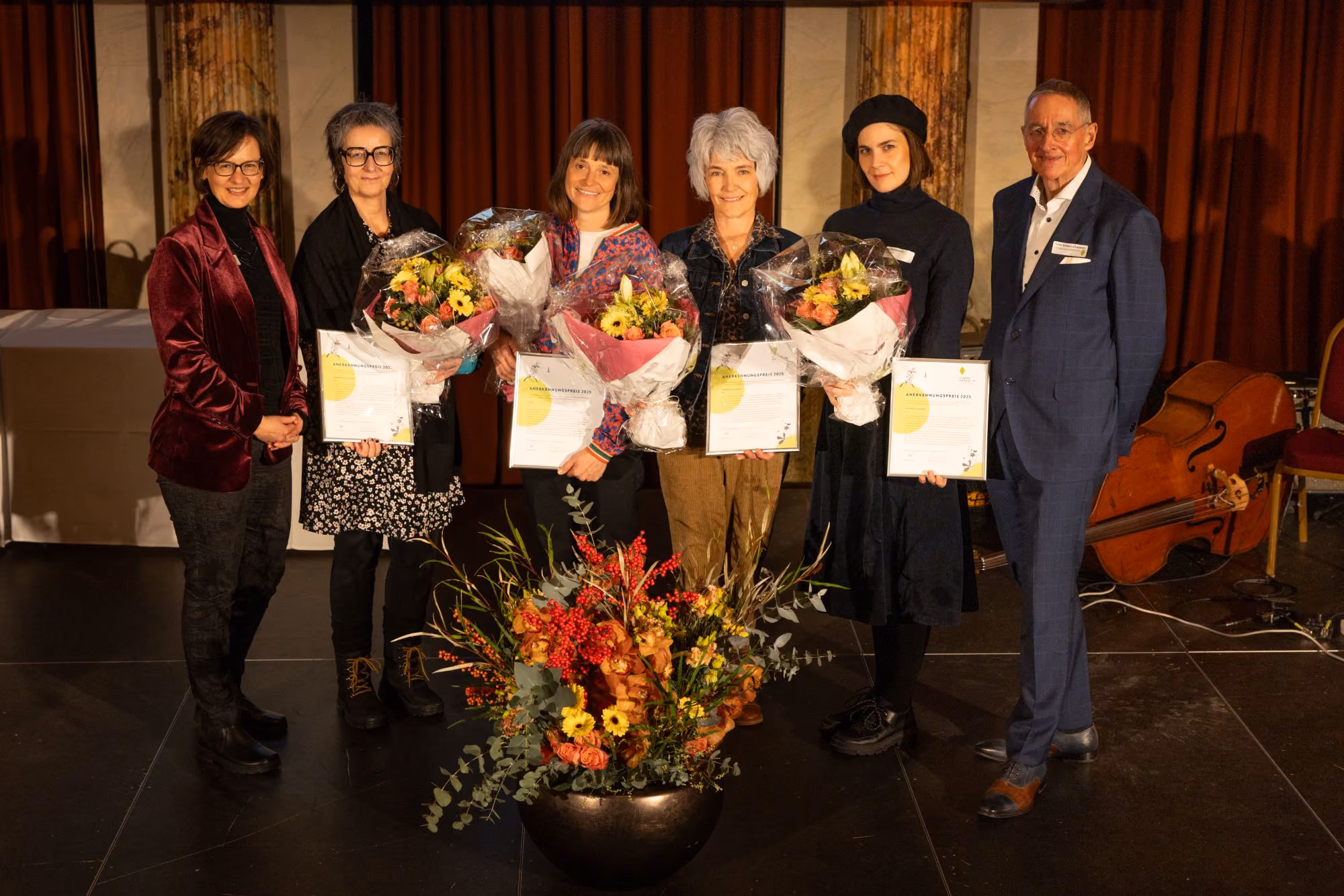 Preisfeier im Hotel Schweizerhof: Gruppenbild mit den vier Ausgezeichneten.