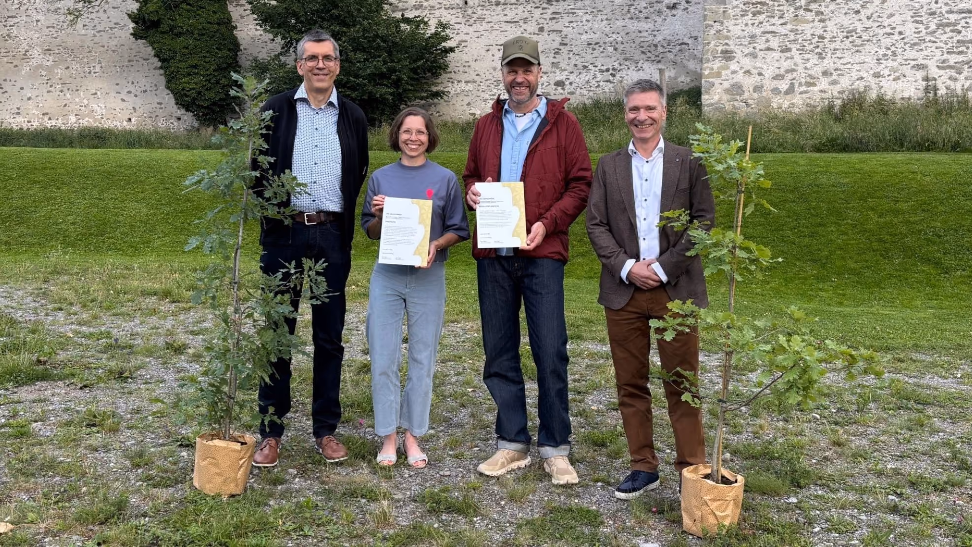Preisvergabe auf dem Kulturhof Hinter Musegg: (v.l.) Igo Schaller, Präsident Fachjury AKS; Barbara Lantschner, Stadtblüte; Alain Huber, ERDIG Living Soils AG; Ivo Roos, Stiftungsrat AKS.