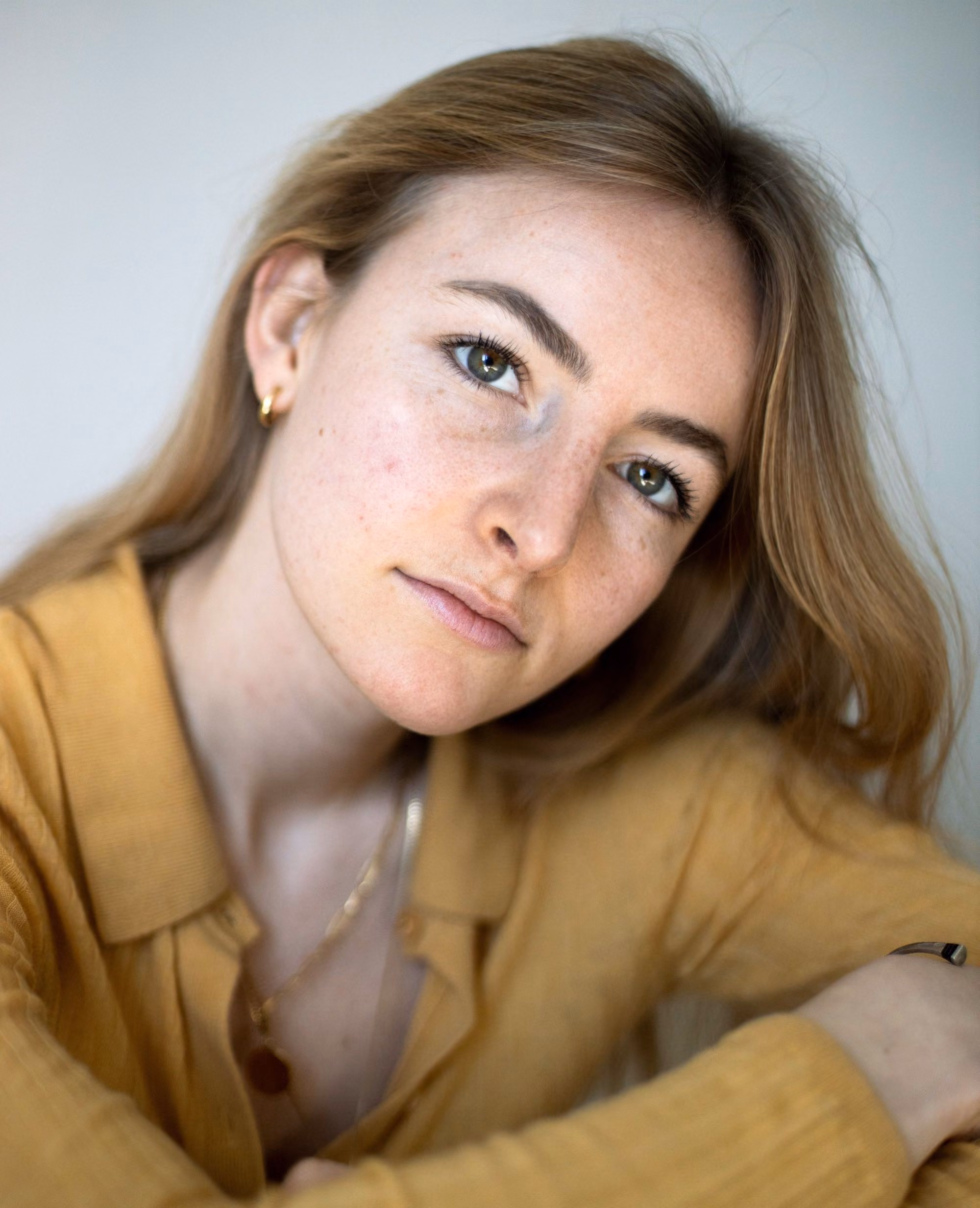 Stella Mach, geboren 1997 in Luzern, arbeitete von 2016 bis 2020 als Videografin, Moderatorin und Redaktorin für Radio 3FACH. Nach der Matura betrat sie das künstlerische Propädeutikum an der Zürcher Hochschule der Künste (ZHdK) und absolvierte 2020 ihr zweites Praktikum bei der Produktionsfirma tellfilm in Zürich. 2024 schloss sie den Bachelor of Arts in Film an der ZHdK ab.