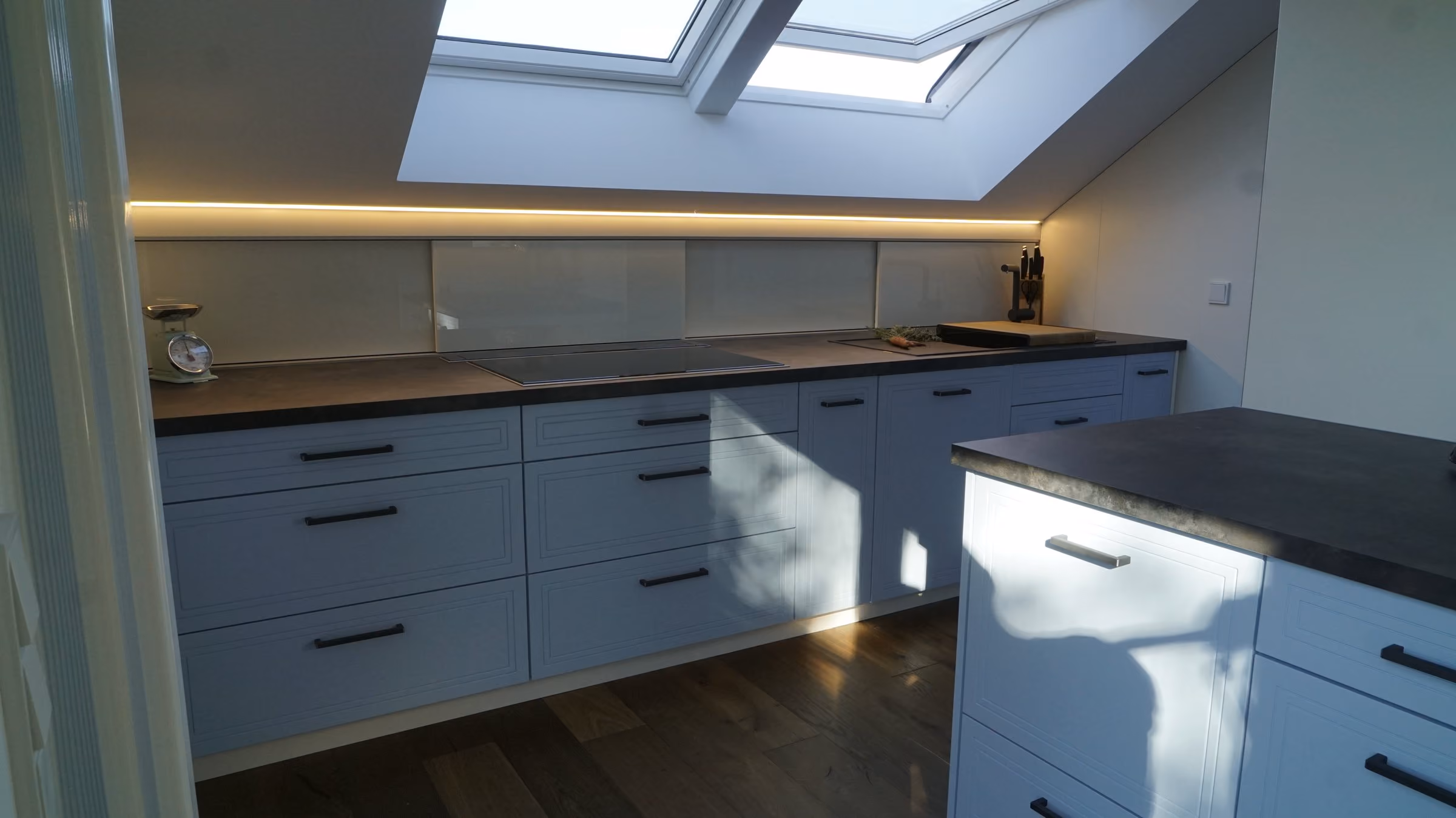 Küche unter der Dachschräge mit indirekter LED-Beleuchtung