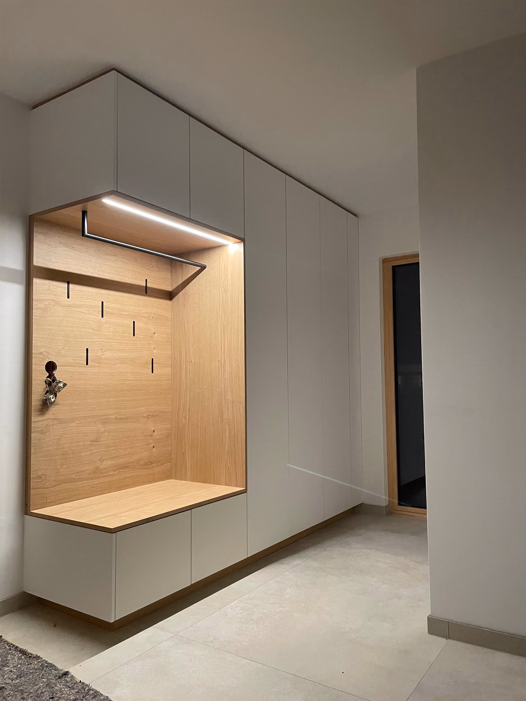 Garderobe aus Eiche mit Sitzbank und indirekter Beleuchtung