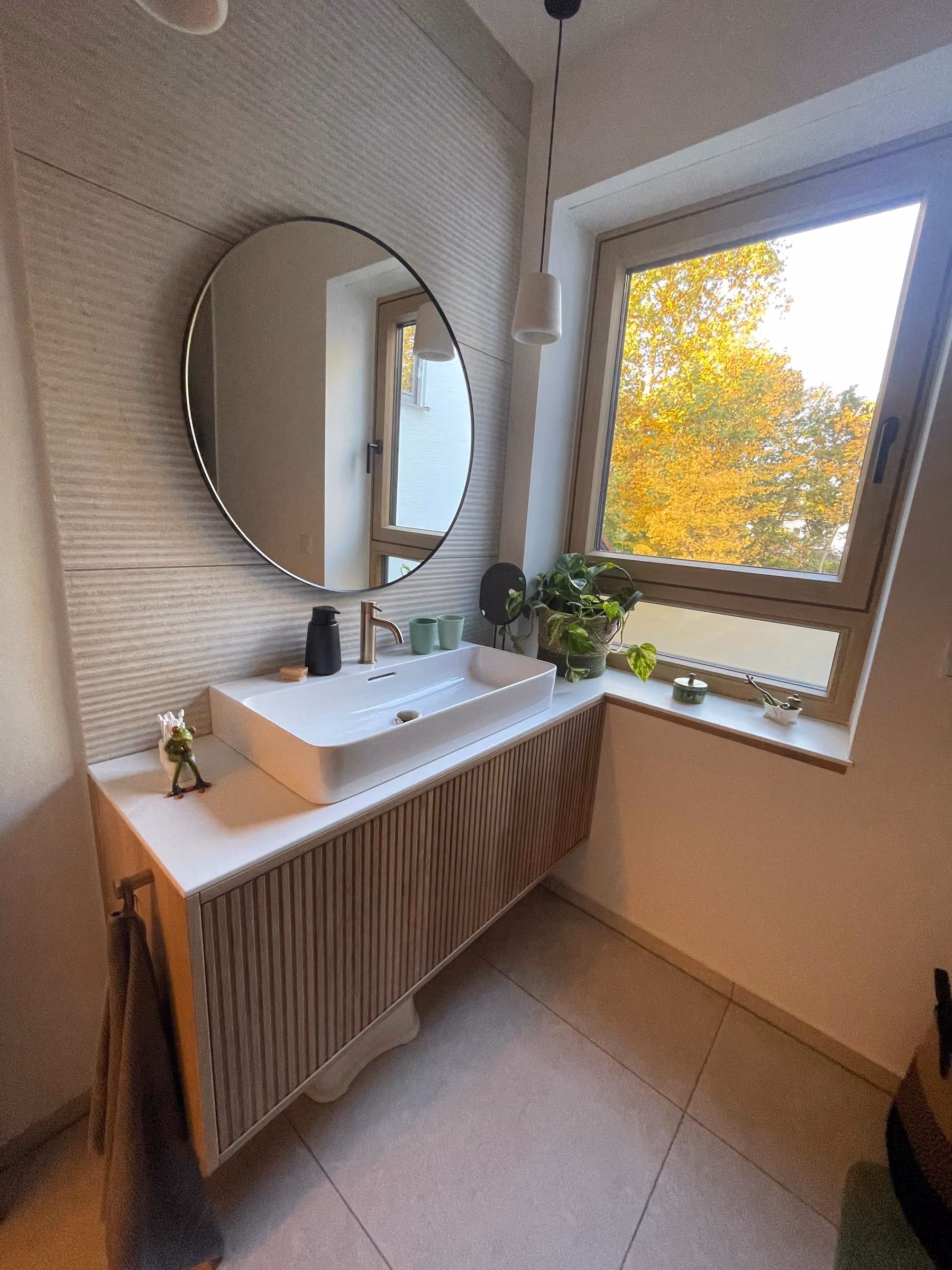Waschtisch mit rundem Spiegel und Unterschrank aus Holz