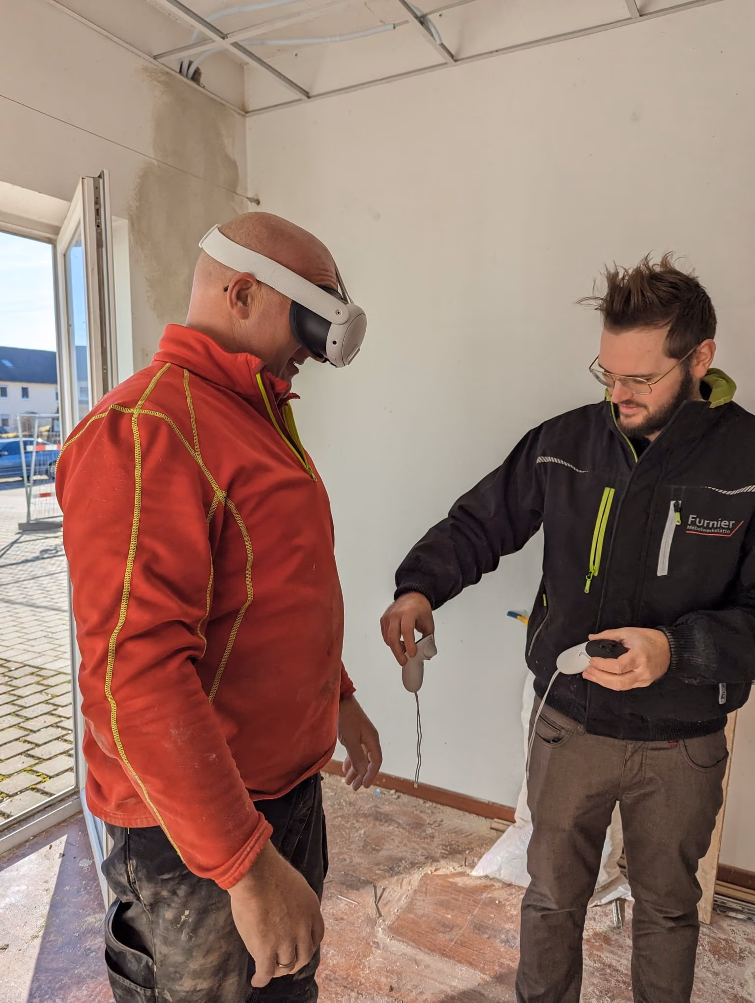 Planungsbesprechung mit VR-Brille direkt vor Ort