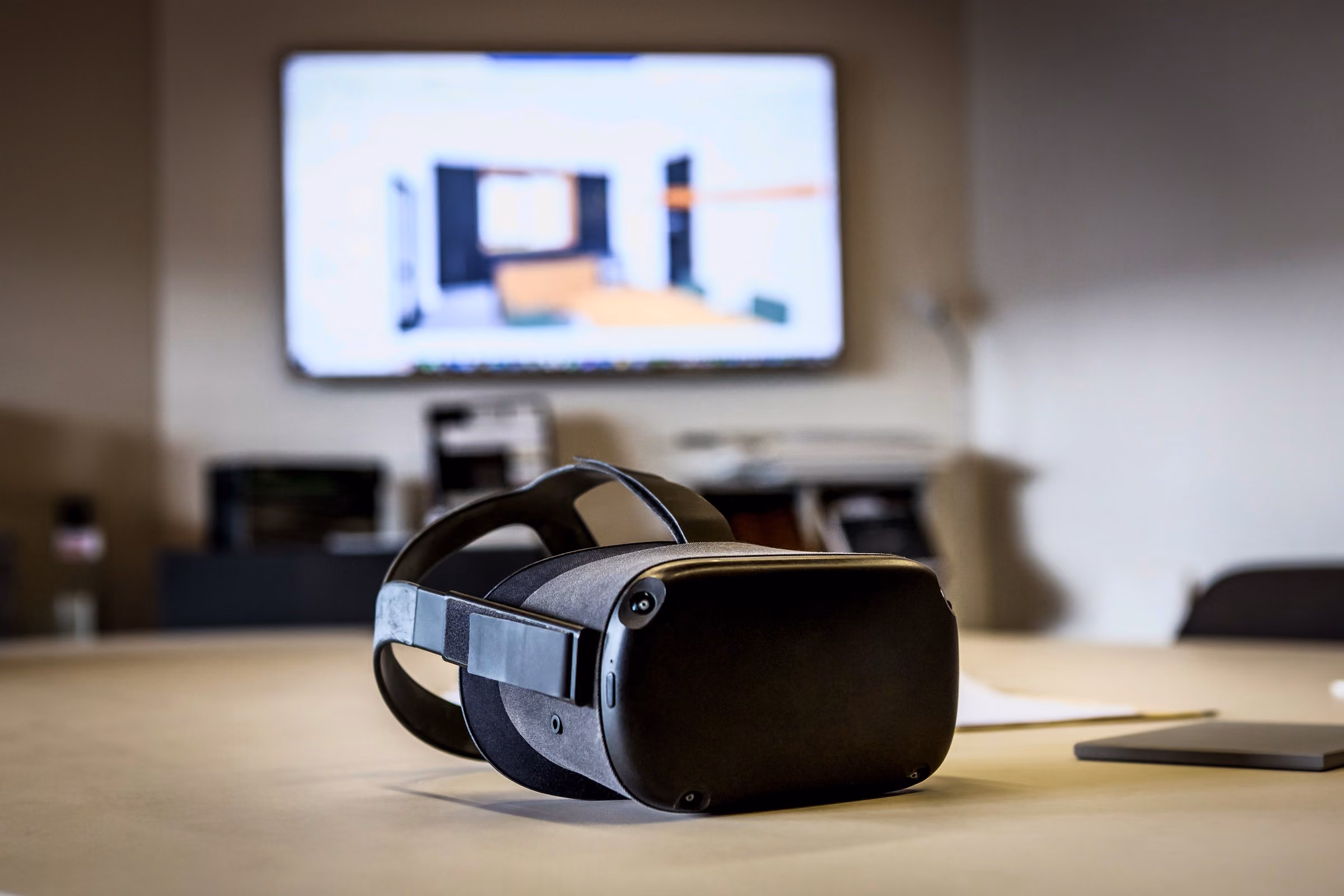 VR-Brille auf dem Beratungstisch