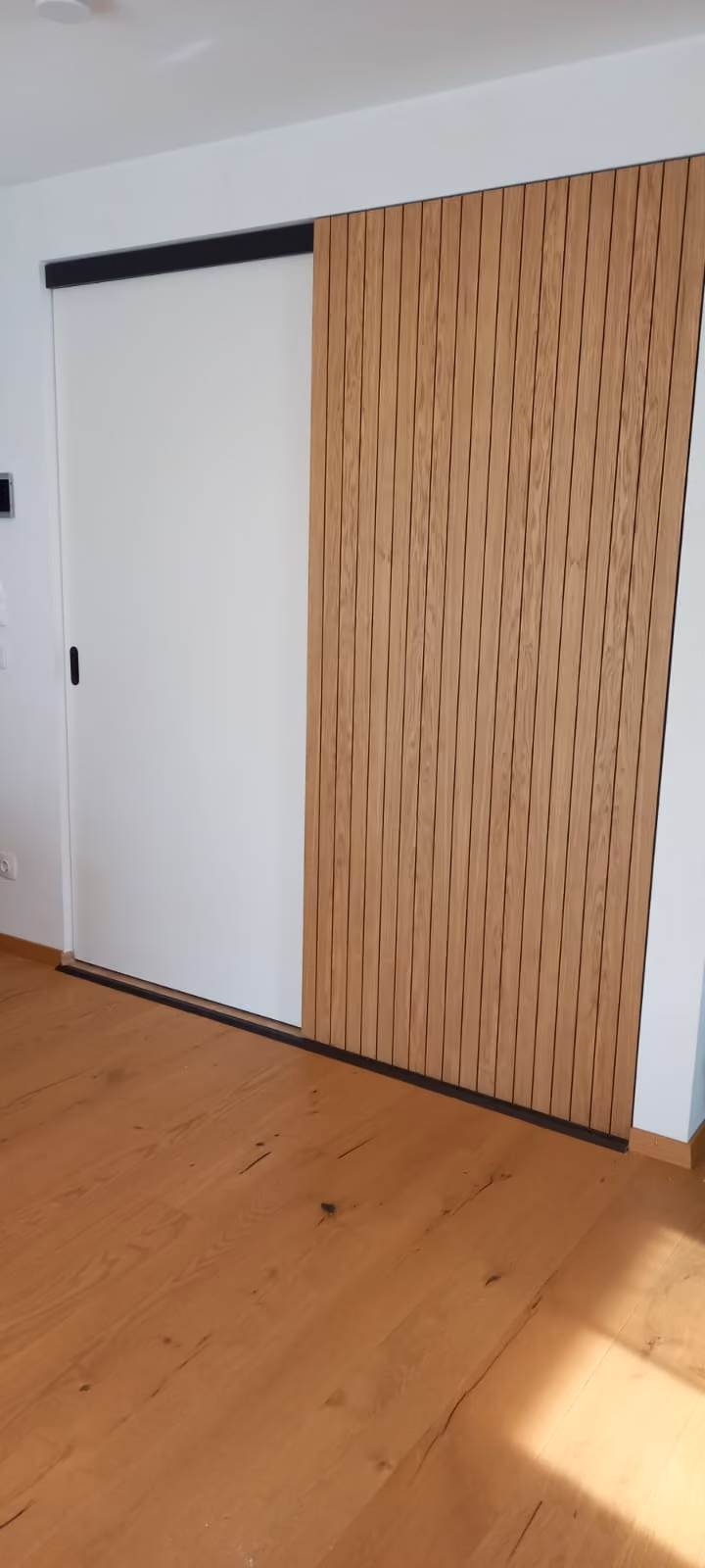 Schiebetür in Weiß und Holzlamellen