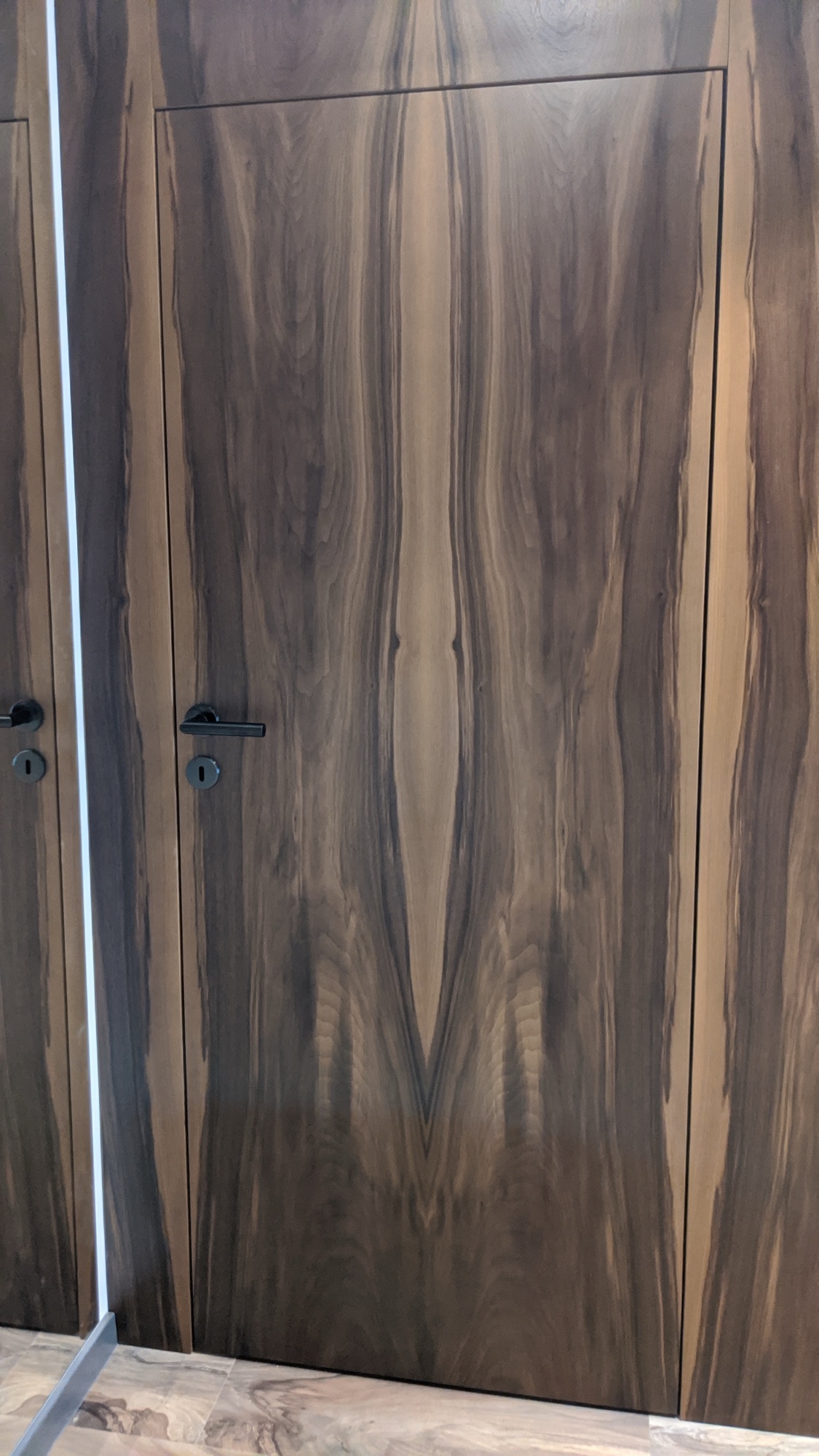 Innentür aus dunklem Furnierholz mit Griff