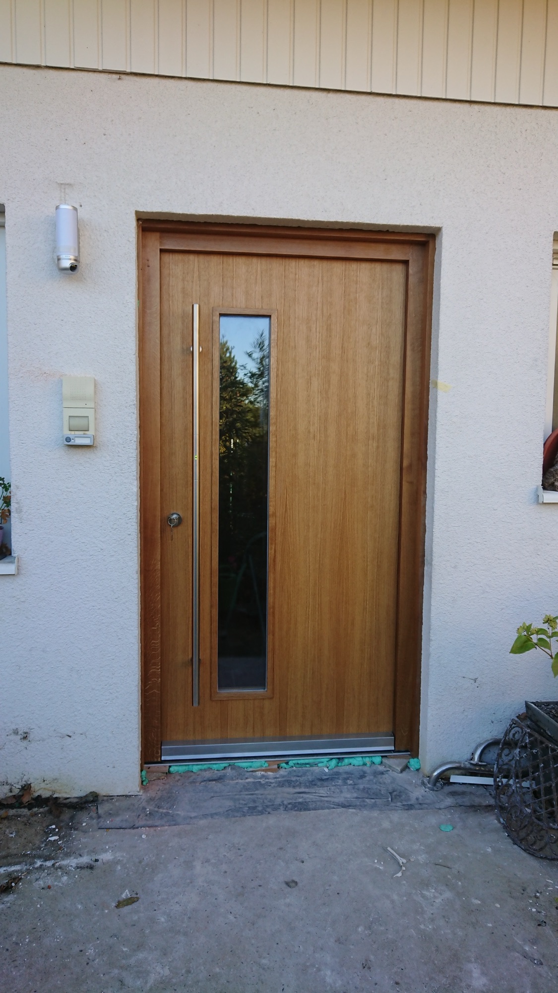 Haustür aus Holz mit Glaseinsatz