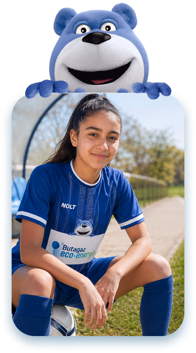 Jeune joueuse de football et la mascotte Butagaz