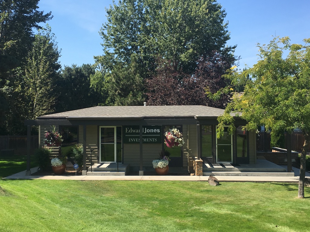 Covered entry of the Edward Jones Investments office in Garden City, Idaho
