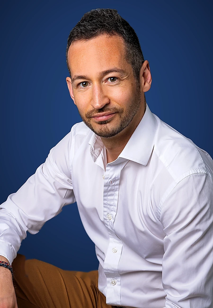 Édouard Labrousse, fondateur de VigiSocial, qui entraîne les VigiPilotes sur des cas simulés