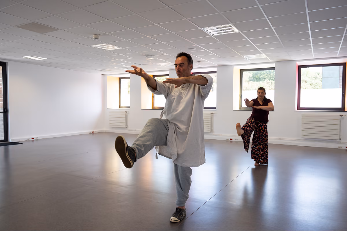 Gilles Le Picard corrige la posture d'une élève pendant un cours de Qi Gong