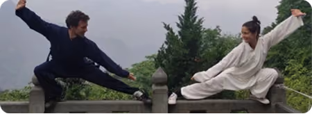 Marthe et Nayann, de La Tortue d'Argent, en posture de Qi Gong
