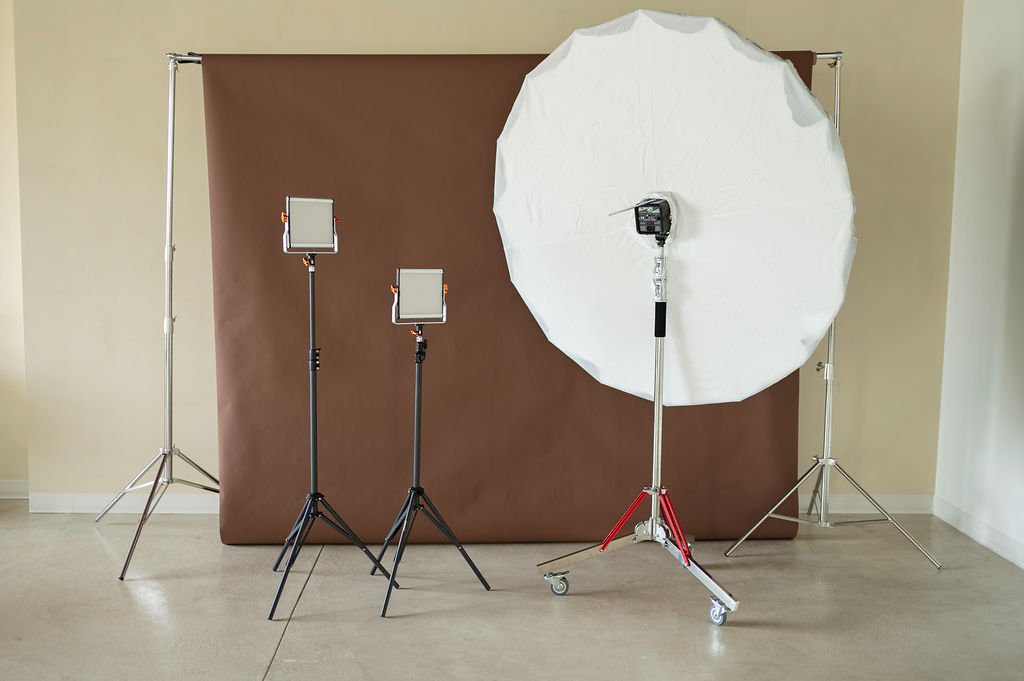 Backdrop Edit, LED panels and parabolic umbrella on the brown seamless