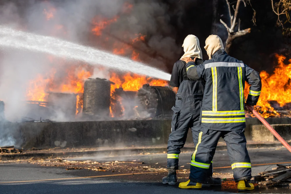 Addetto antincendio in presidio durante un intervento programmato