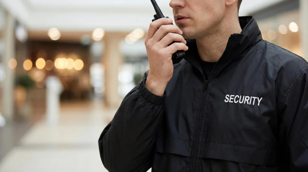 Operatore di guardiania durante una ronda di controllo