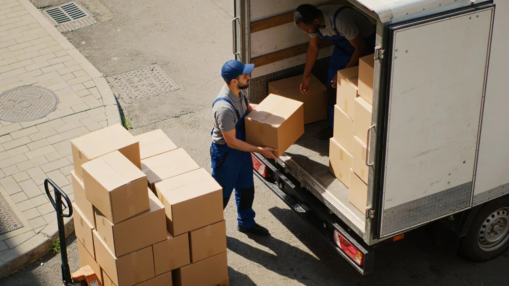 Movimentazione merci con transpallet durante un allestimento aziendale