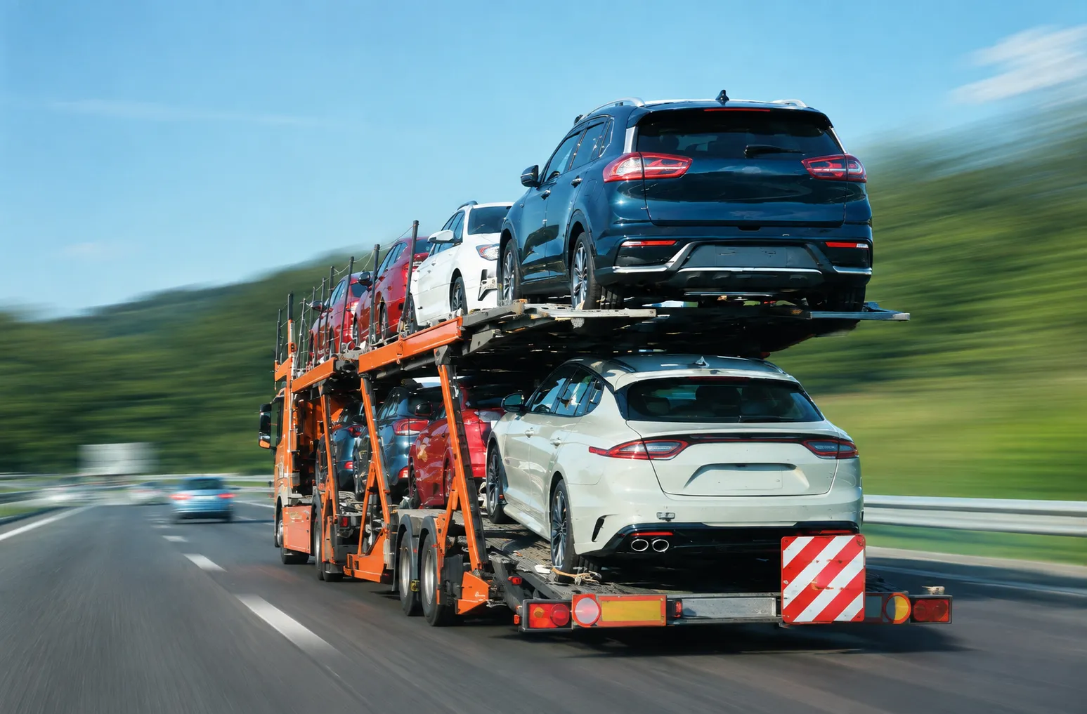 Autotransporter z pojazdami na trasie