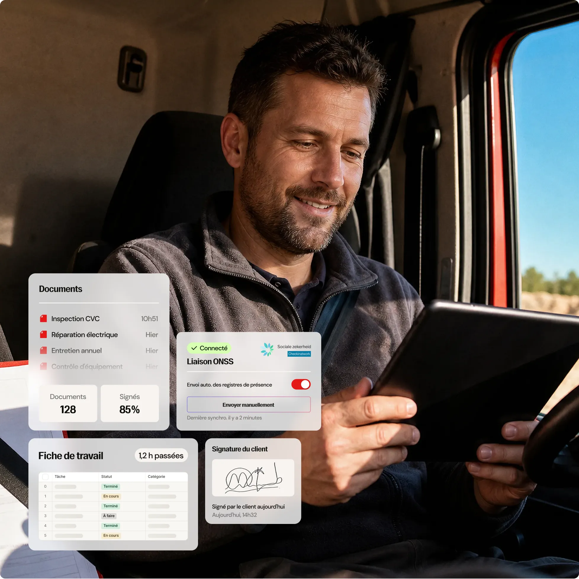 Un homme souriant regarde une tablette à l'intérieur d'un véhicule. À l'écran, des interfaces numériques affichent des documents avec statuts, un tableau de tâches réalisé, une section permettant la liaison ONSS connectée, et une signature client indiquant la validation d'un travail.