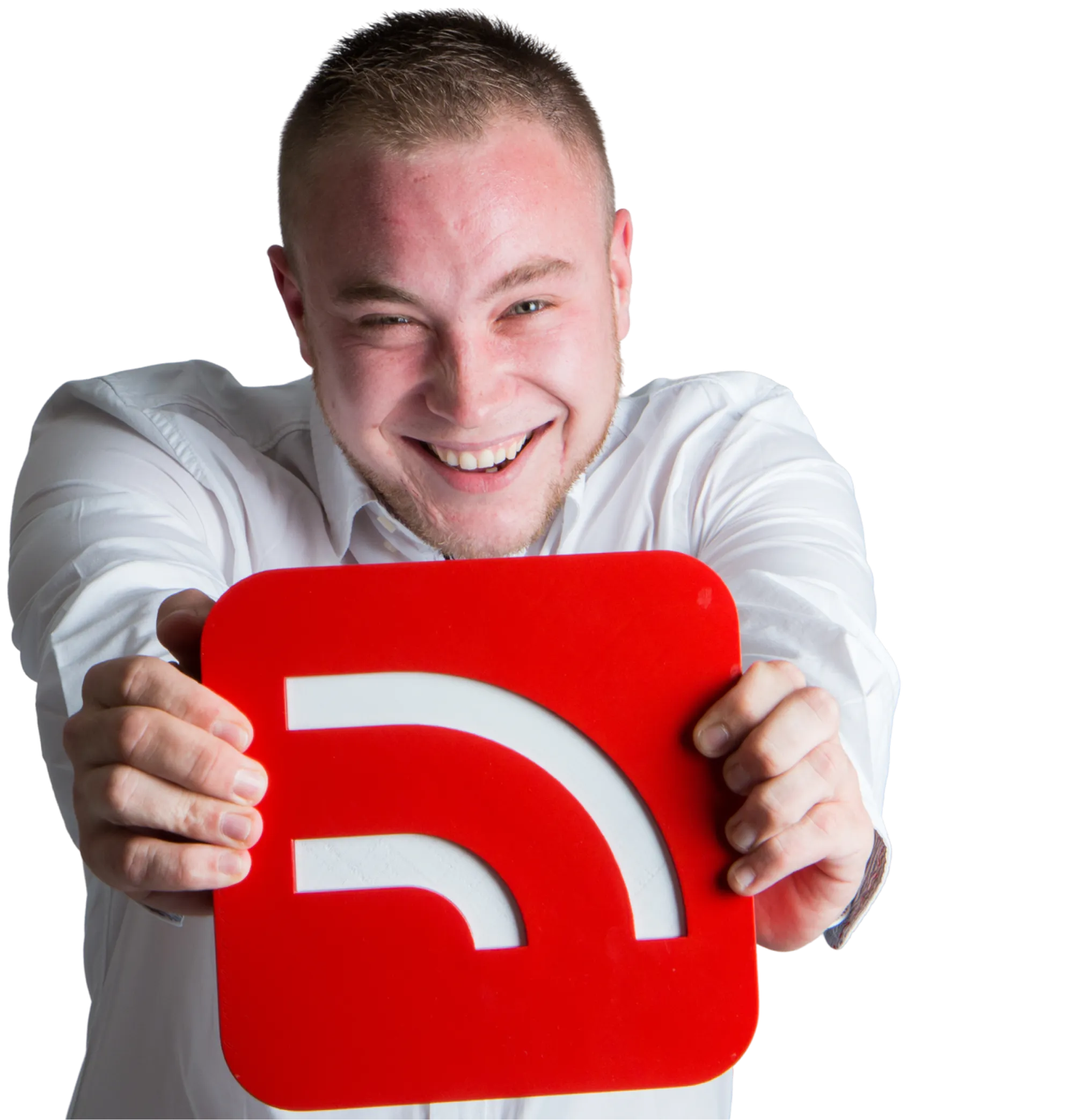 Jeune homme souriant tenant devant lui un panneau rouge avec un symbole blanc formé de deux arcs de cercle imbriqués.
