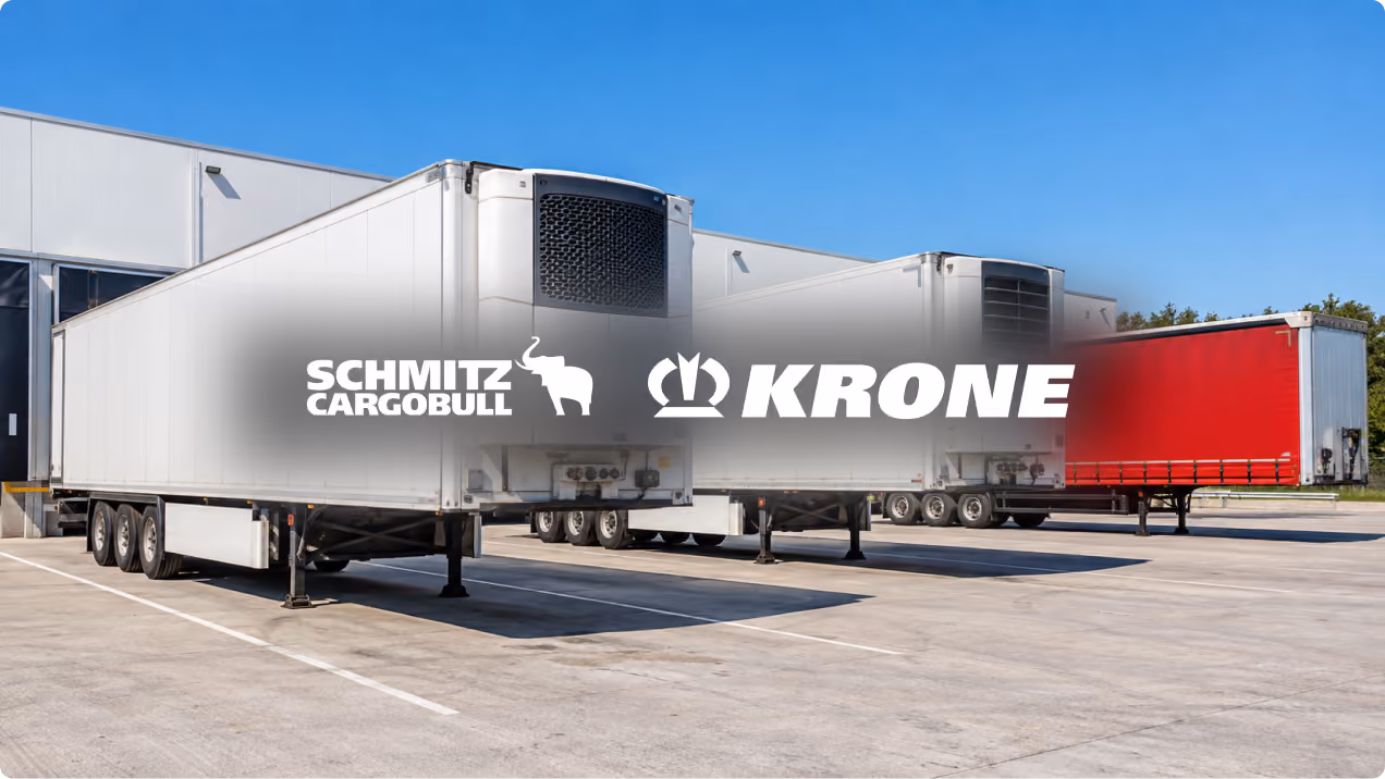 Trois remorques de camions stationnées devant un bâtiment industriel sous un ciel bleu dégagé, avec le logo Schmitz Cargobull et Krone en surimpression au centre.